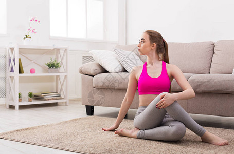 身体健康女人在家中练瑜伽摆着变形的图片