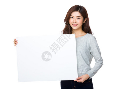 有白色海报的亚裔少妇图片