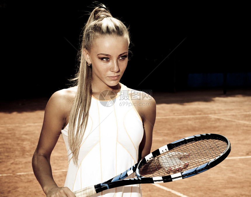 穿着网球服的漂亮年轻美女手握铁棍图片
