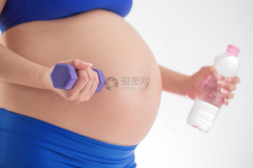 孕妇用哑铃锻炼图片