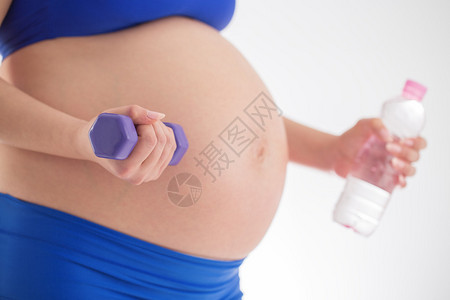 孕妇用哑铃锻炼图片