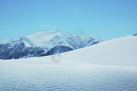 在明亮的冬季天气下滑雪格鲁吉亚G图片