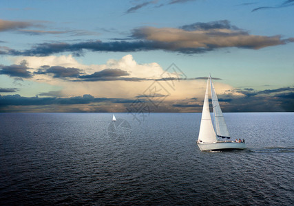 多云天空海上的帆船图片
