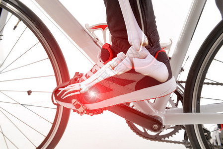 特写骑自行车的人受伤的脚图片