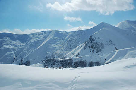 带山的冬季风景图片