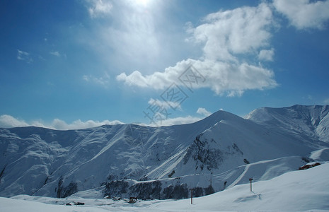 与山和雪的冬天风景图片