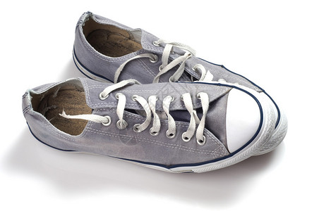 一双白色背景的灰色运动鞋图片