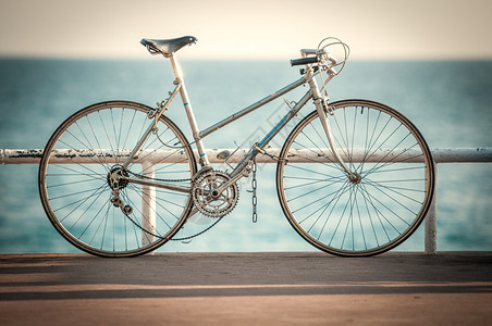 老式运动自行车在铁路上蓝海背景不错图片