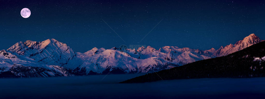 瑞士阿尔卑斯山区CransMontana山脉的夜间日落风景图片