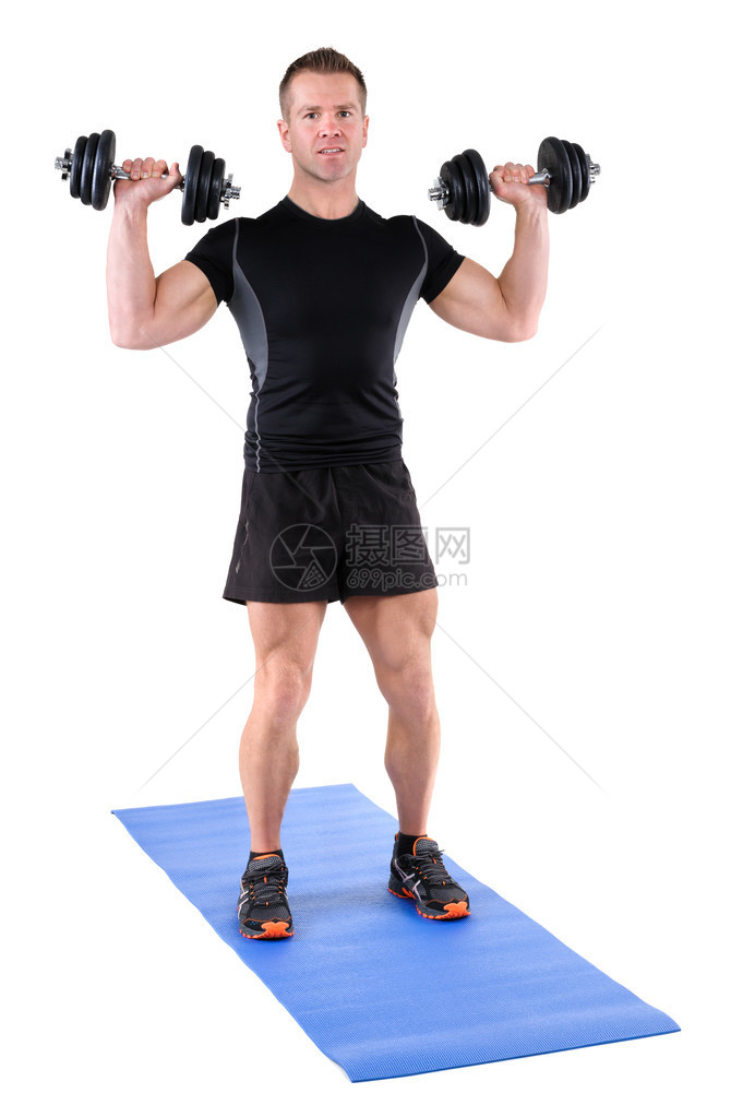 年轻男子健身教练显示起立姿势站立哑铃肩膀按键图片