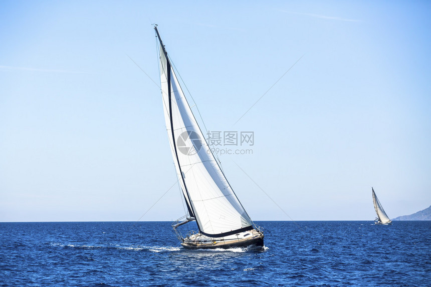帆船雷加塔在海上游艇航行旅图片