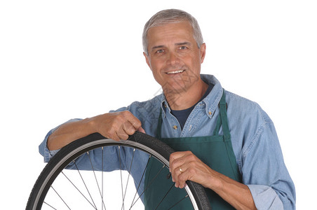 中年男子靠在自行车轮子上图片