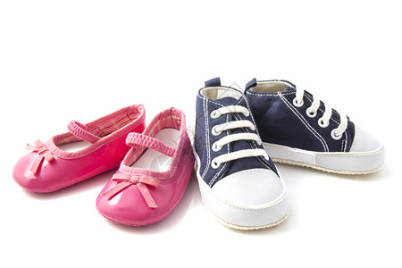 粉红婴儿芭蕾舞鞋和蓝色婴儿运动鞋在图片