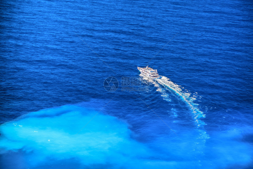 蔚蓝海上的快艇图片