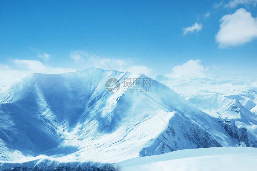 冬天雪下的高山图片