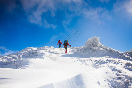 两个女孩在山上登山冒险时去了雪山上图片