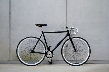 黑色固定装备自行车白色墙上的自行车图片