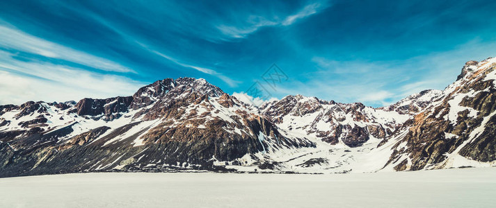 雪山的冬季风景与蓝天相比美丽的自然景色背图片