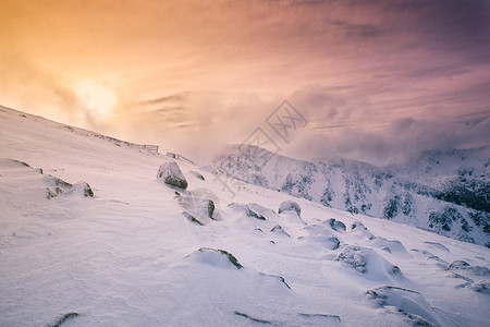 欧洲岩石雪山中的阳光冰图片