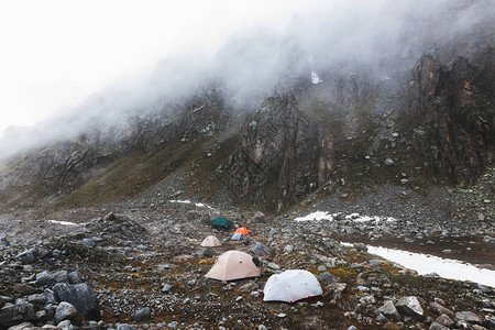 冬季高山顶有帐篷的露营雾雪和寒冷天气山图片