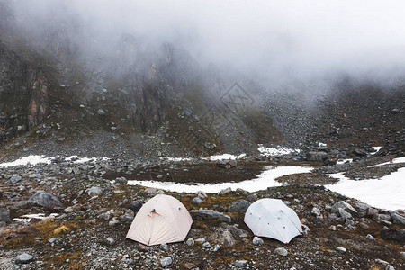 冬季高山顶有帐篷的露营雾雪和寒冷天气山图片