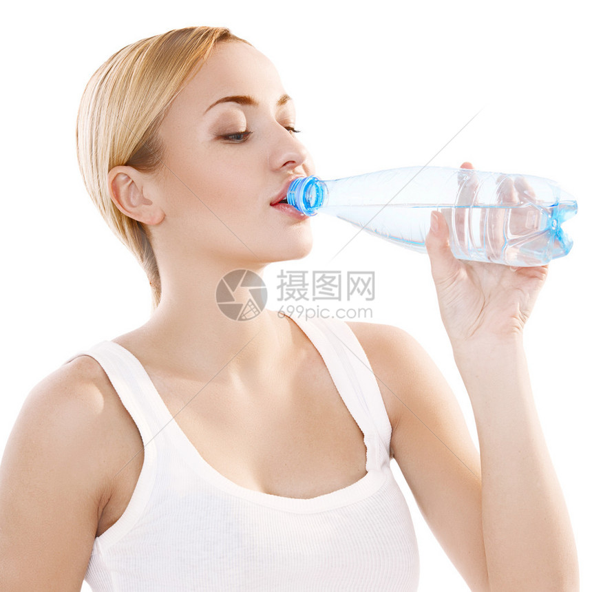 年轻成年妇女从瓶子里饮用水中图片