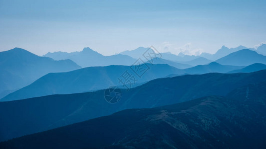 秋天西部喀尔巴阡山顶上满是雾或云彩图片