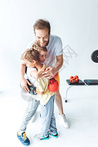 快乐的父亲抱儿子在拳图片