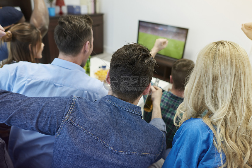 足球观看比赛的球迷图片