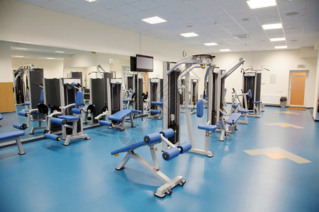 健身中心现代健身房的内部图片