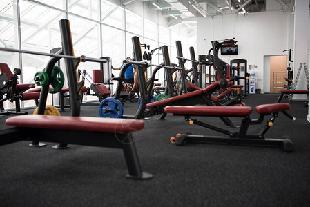 在空的现代健身房复制空间内重量训练长室背景图片