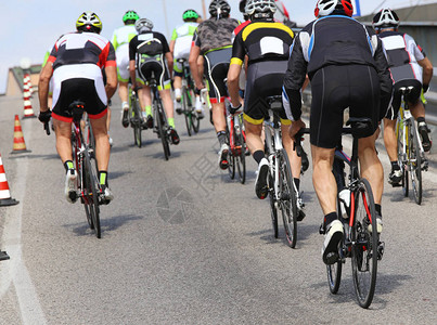 赛车比赛中骑自行车的骑图片