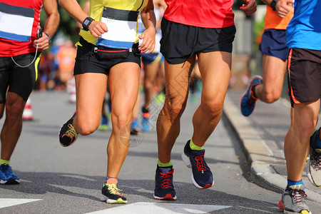 城市里穿运动鞋的男女跑者图片