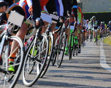 许多赛车和专业骑自行车的人在路上的高清图片