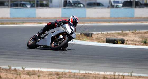 在赛马比赛中骑着超快摩托车在赛马高清图片
