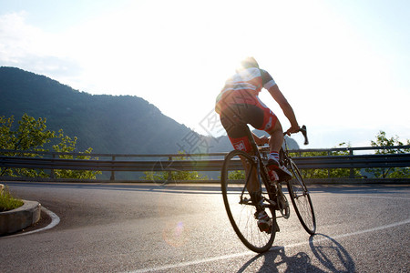 骑自行车上山的人在意大利的山路上图片