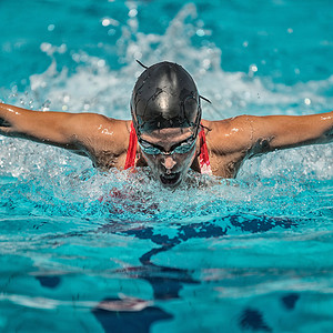游泳女游泳女运动员表演蝴蝶风格图片