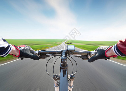 乘车在路上骑自行车体育和图片