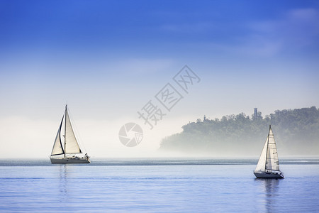 有白色风帆深蓝天的帆船游艇背景图片