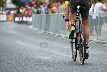 在自行车比赛中无法辨认的专业骑自行车者图片