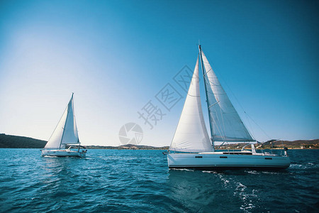 白帆在海中航行的帆船游艇图片