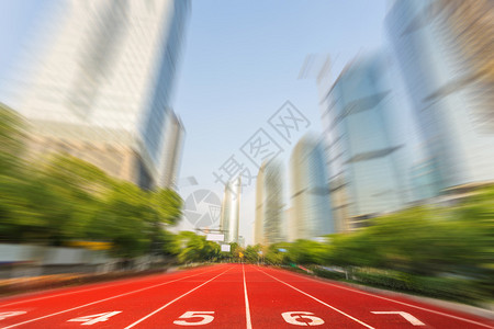 以城市景观为背景的现代城市道路赛跑线背景图片