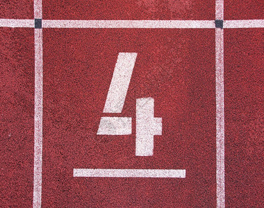 四红色橡皮赛道上的白轨数体育场赛图片