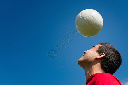 足球选手展示球高超方便复制空图片