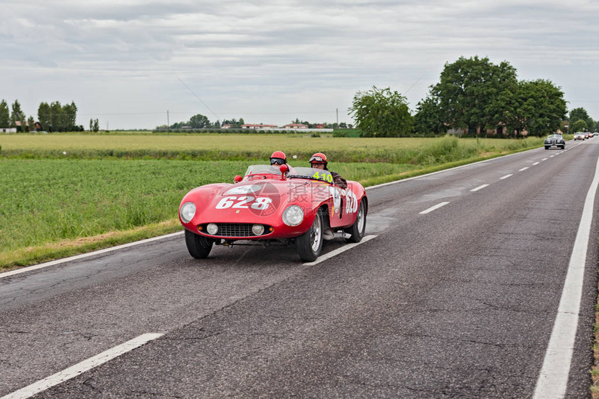 老式赛车法拉利500Mondial1955在拉力赛MilleMiglia2013图片