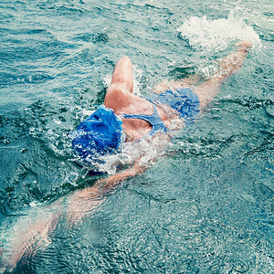 女马拉松游泳运动员在运动图片