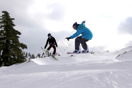 滑雪板运动员竞争图片