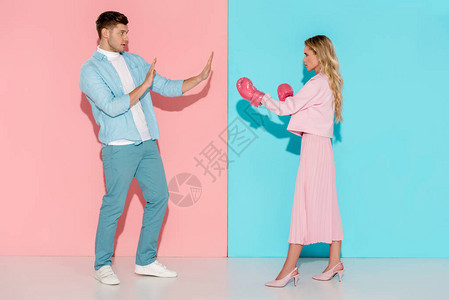 穿着粉红和蓝底的粉红色拳击手套手牵与攻图片