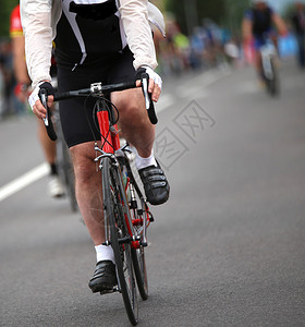 城市自行车赛期间穿着防风夹克图片
