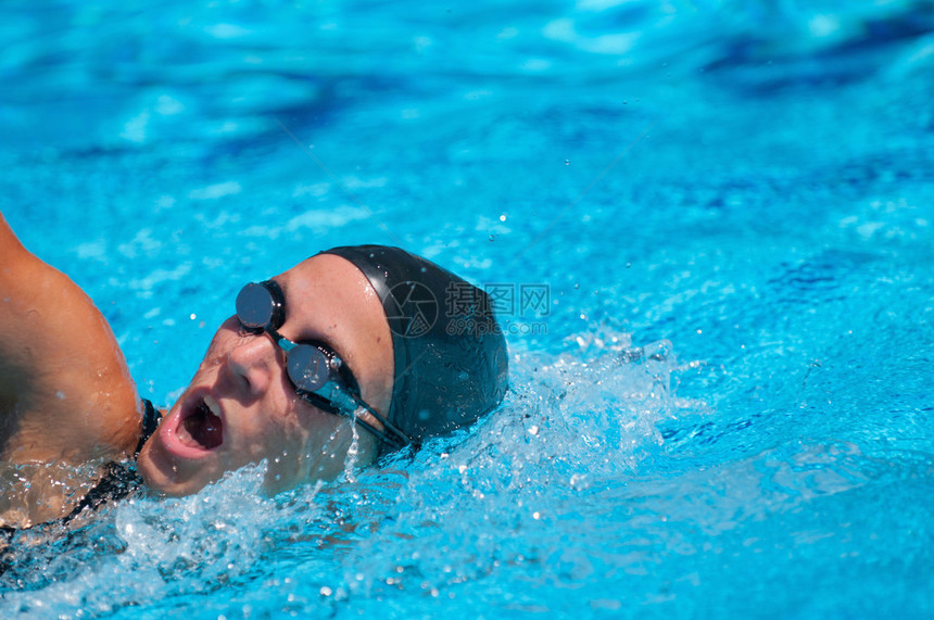 一个游泳运动员的脸在自由练习时在图片